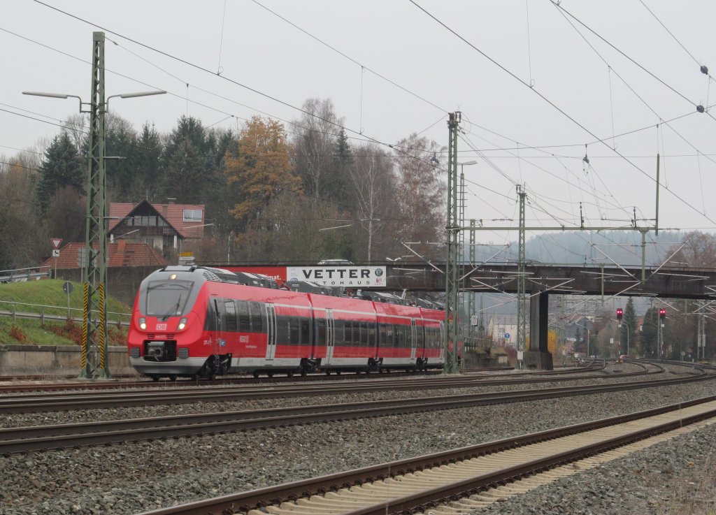 442 277 fhrt am 17. November 2012 ber Gleis 5 in Kronach ein.
