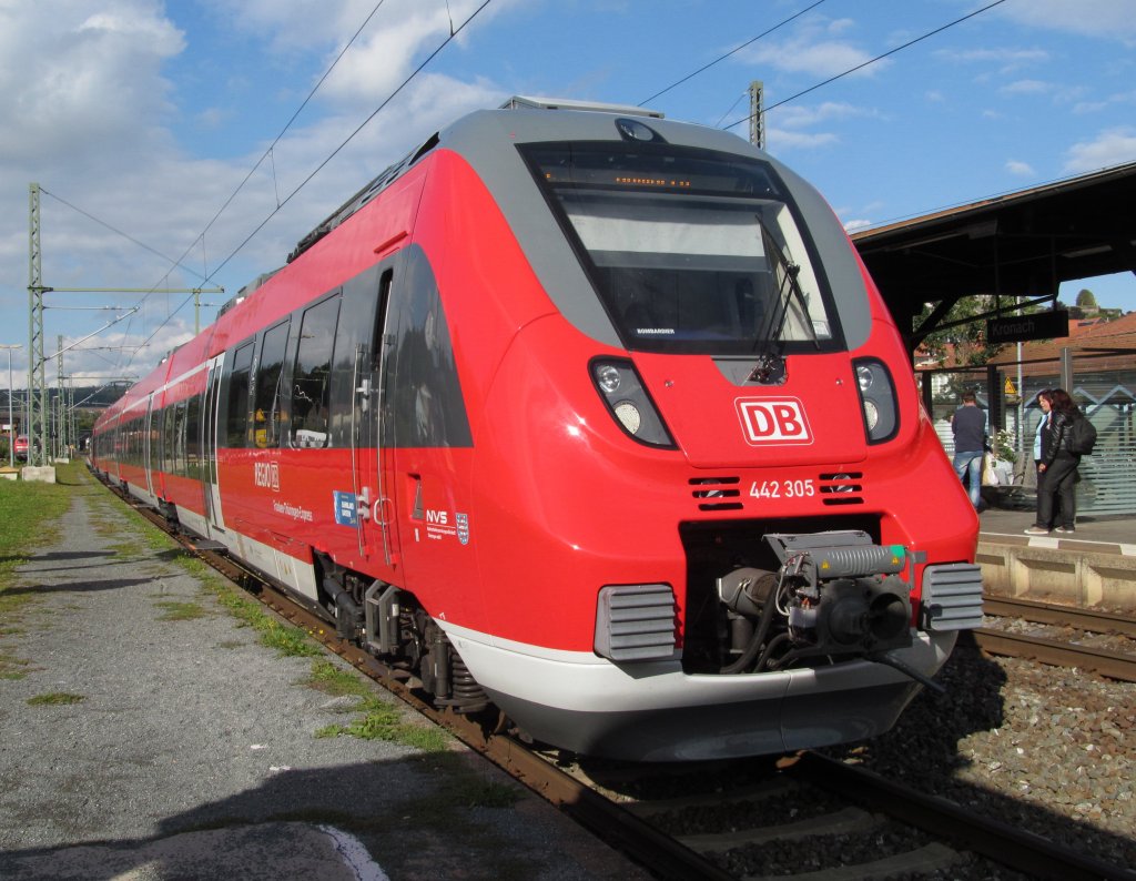 442 305 steht am 22. September 2012 als RB nach Bamberg auf Gleis 4 in Kronach.