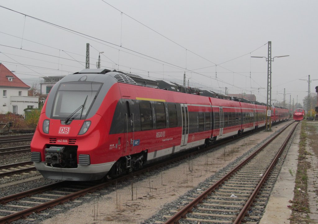 442 306 und 442 277 stehen am 24. Oktober 2012 auf Gleis 5 in Kronach abgestellt.