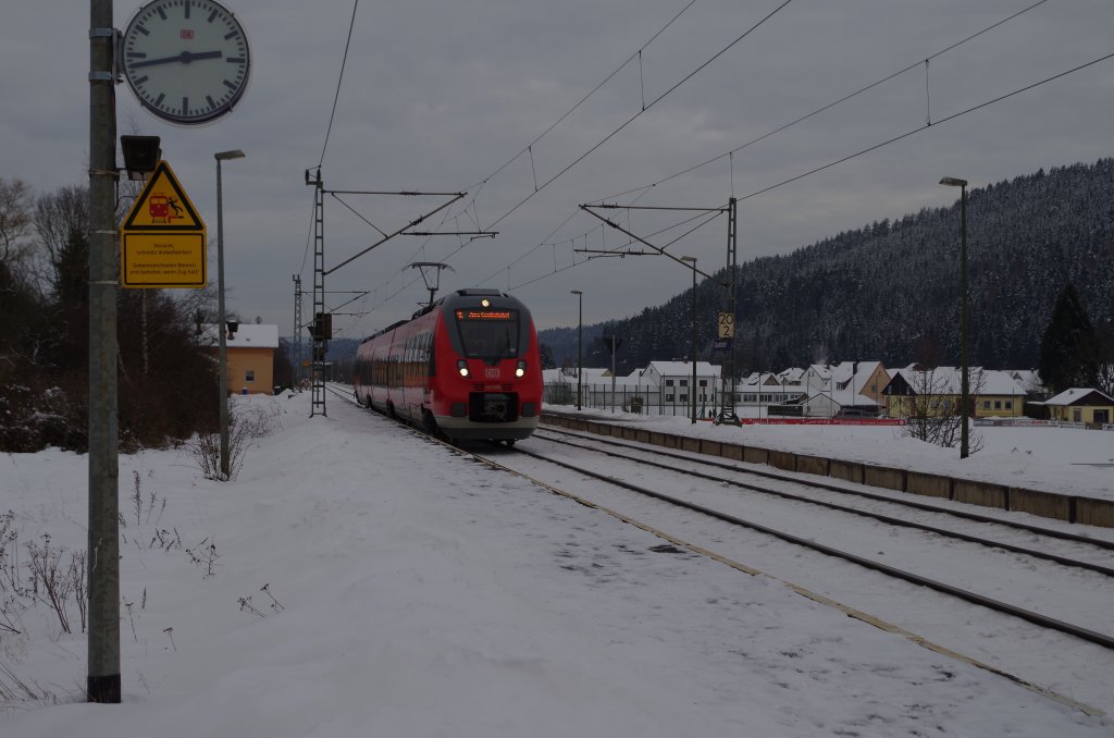 442 306 als RE Nrnberg Hbf - Jena Saalbahnhof am 14.12.2012 in Gundelsdorf mit ca. 30 min Versptung. 