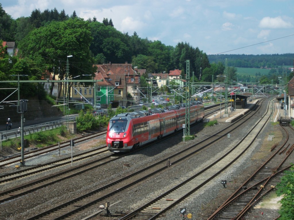 442 306 verlsst am 07. Juni 2013 als RE 4989 nach Nrnberg den Bahnhof Kronach Richtung Lichtenfels.