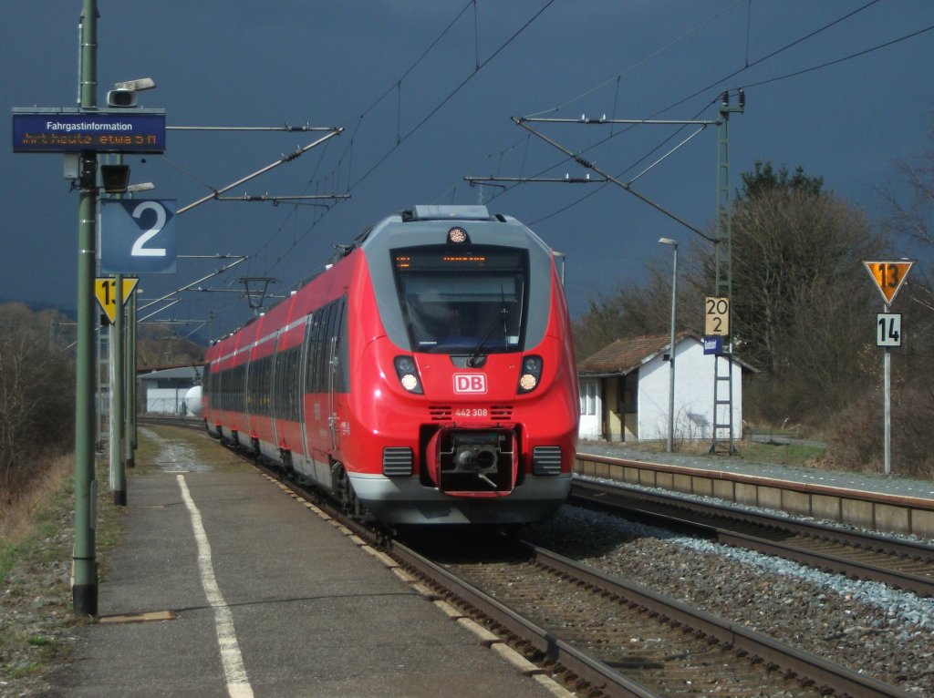 442 308 erreicht am 12. April 2013 als RB 59361 nach Bamberg den Bahnhof Gundelsdorf.