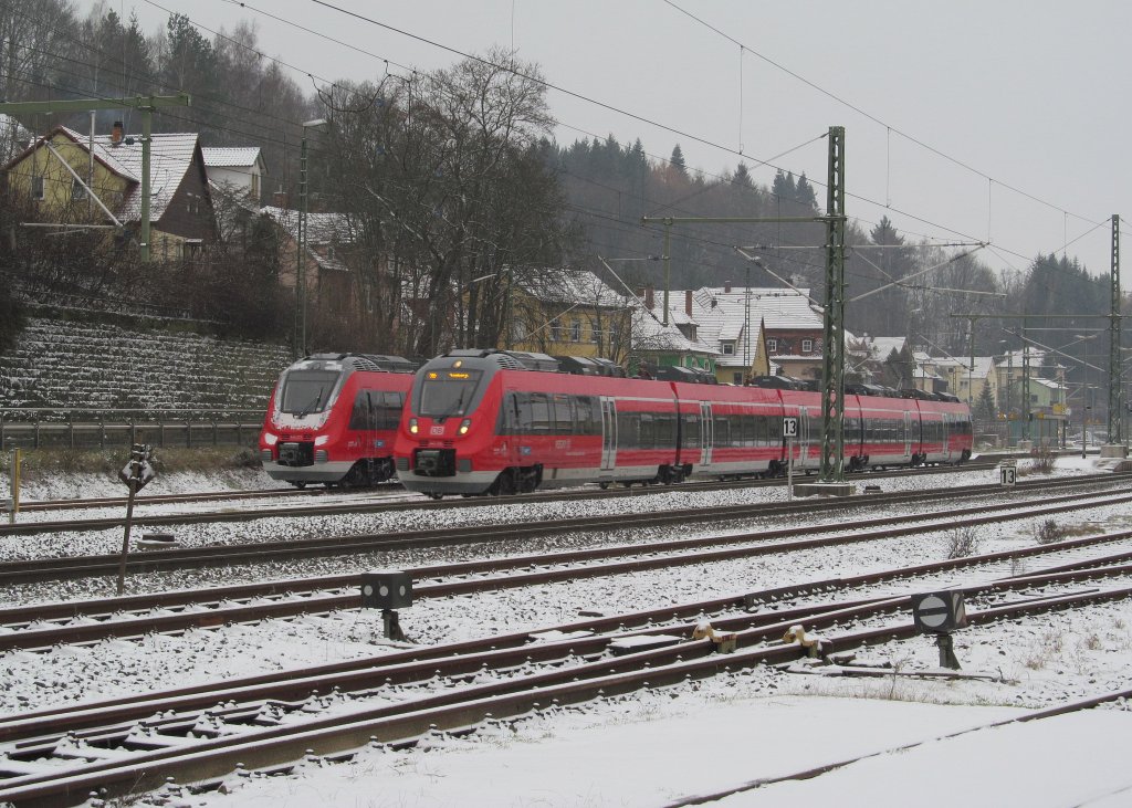 442 310 und 442 277 begegnen sich am 02. Dezember 2012 in Kronach.