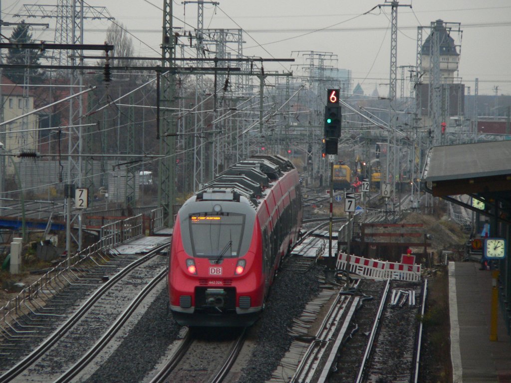 442 324 berquert die provisorische (?) Bahnbrcke in Karlshorst, hier im Einsatz auf der Linie RE7. 28.11.2012