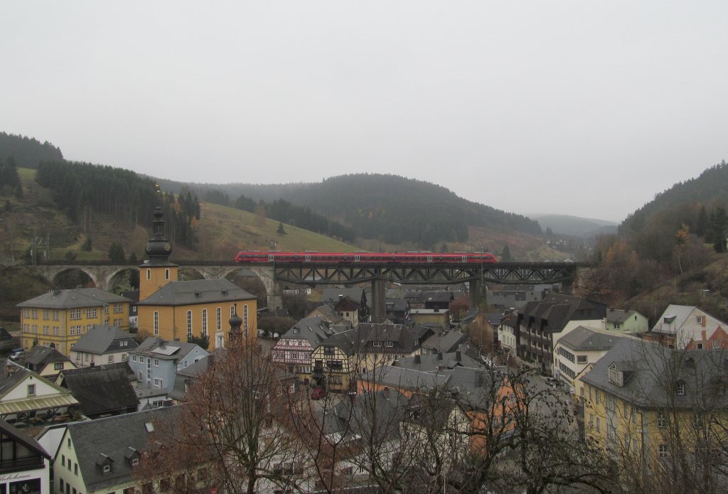 442 3xx als Regionalbahn nach Bamberg am 16. November 2012 in Ludwigsstadt.