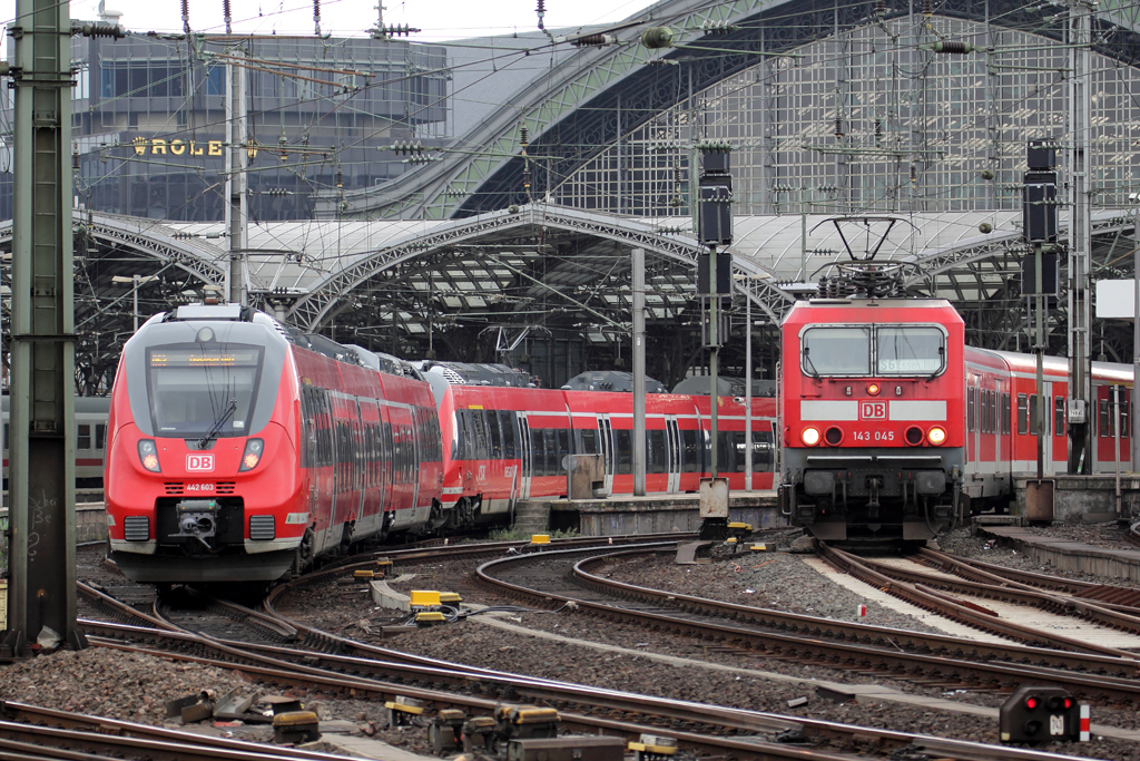 442 603 als RE 9 nach Aachen Einfahrend in Kln Hbf. und 143 045 als S 6 nach Essen Ausfahrend aus Kln Hbf. 20.5.2013