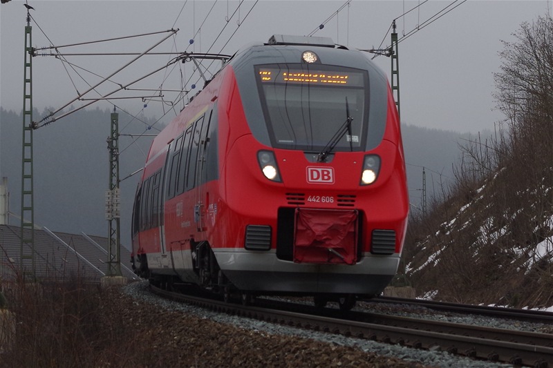 442 606 als RB nach Saalfeld (Saale) am 05.04.2013 in Ludwigsstadt. 