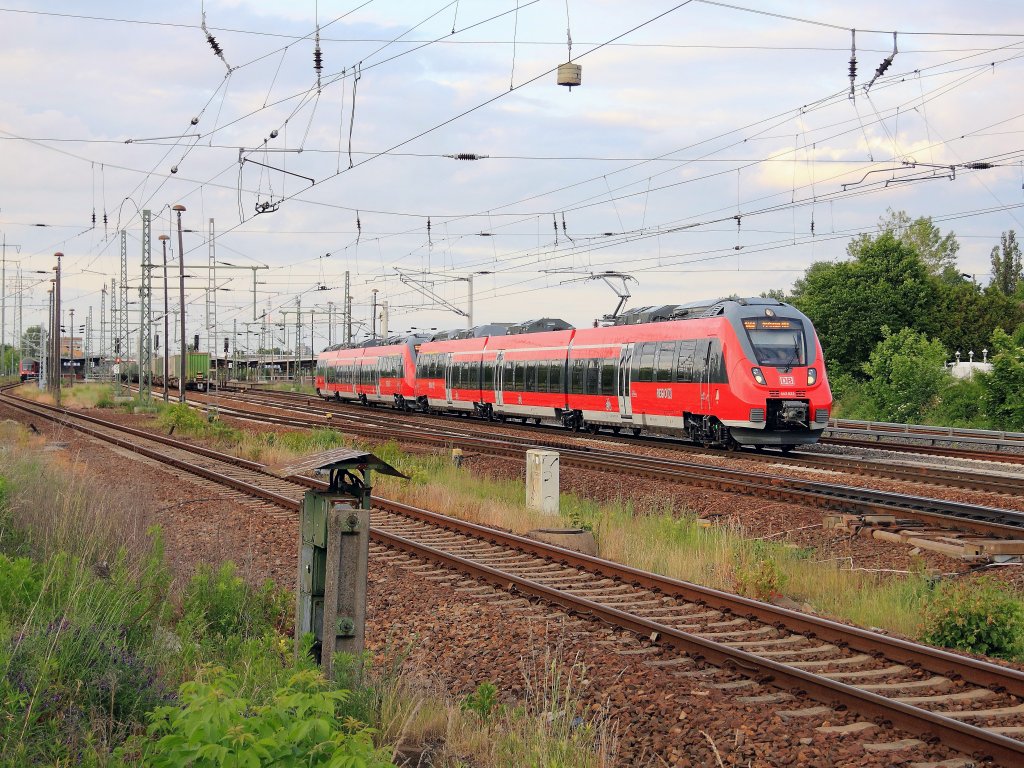 442 622 und 442 624 als RB 22 (RB 28831) nach Potsdam Hauptbahnhof bei der Durchfahrt durch den Ort Schnefeld am 02. Juni 2012.