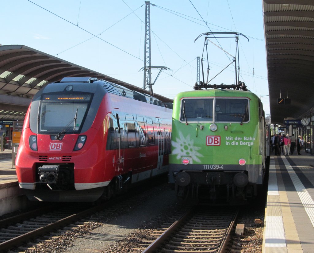 442 767 und 111 039-4  DAV  treffen sich am 07. September 2012 im Bahnhof Bamberg.