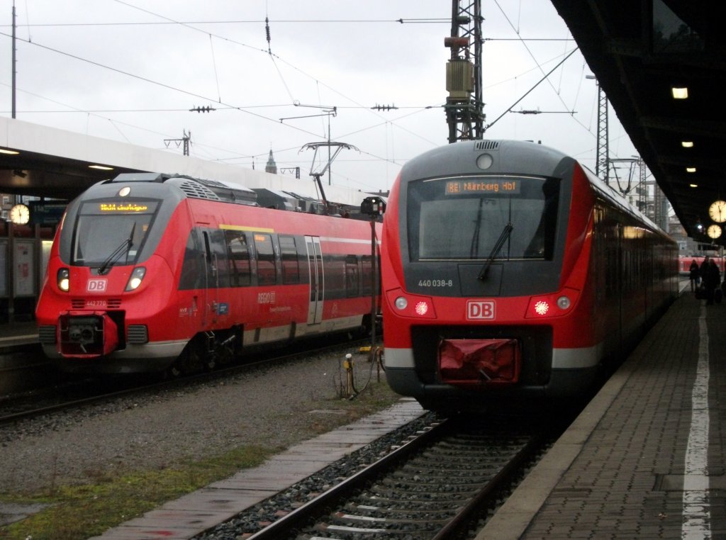 442 770 aus Nrnberg Hbf und 440 038 als RE 58215 nach Nrnberg Hbf stehen am 27.Dezember 2012 im Wrzburger Hbf.