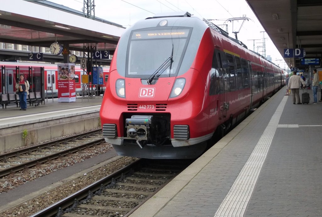 442 773 steht hier als RE nach Jena Saalbahnhof, mitZugteil nach Coburg, im Nrnberger Hbf.
Aufgenommen am 23.Juni 2013.