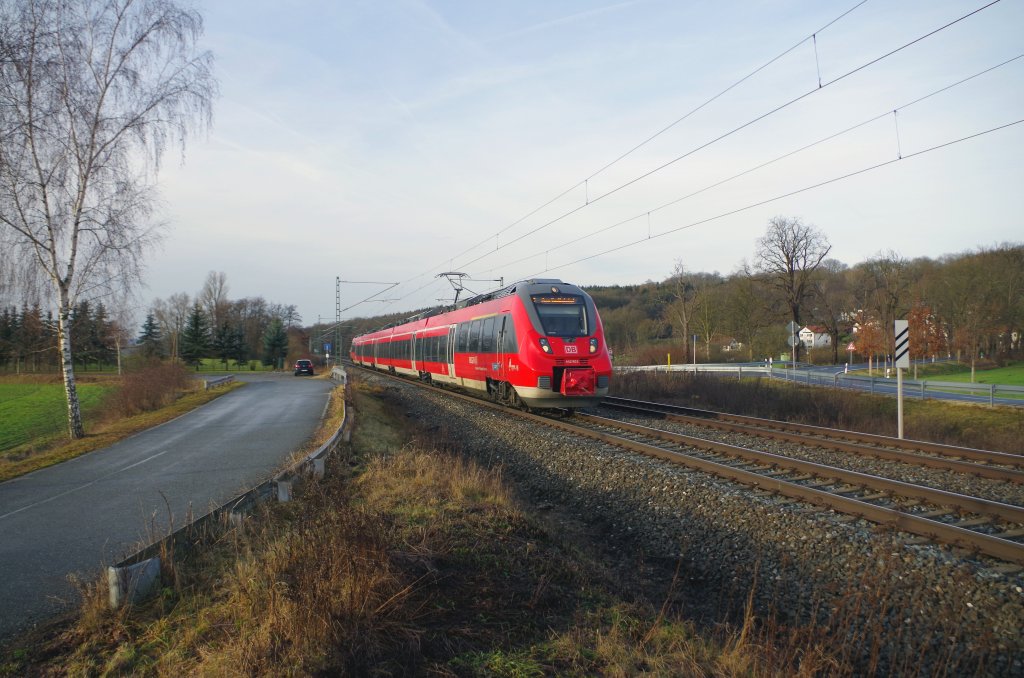 442 803 ist am 24.12.2012 als RE N�rnberg Hbf - Jena Saalbahnhof bei Oberlangenstadt unterwegs. 