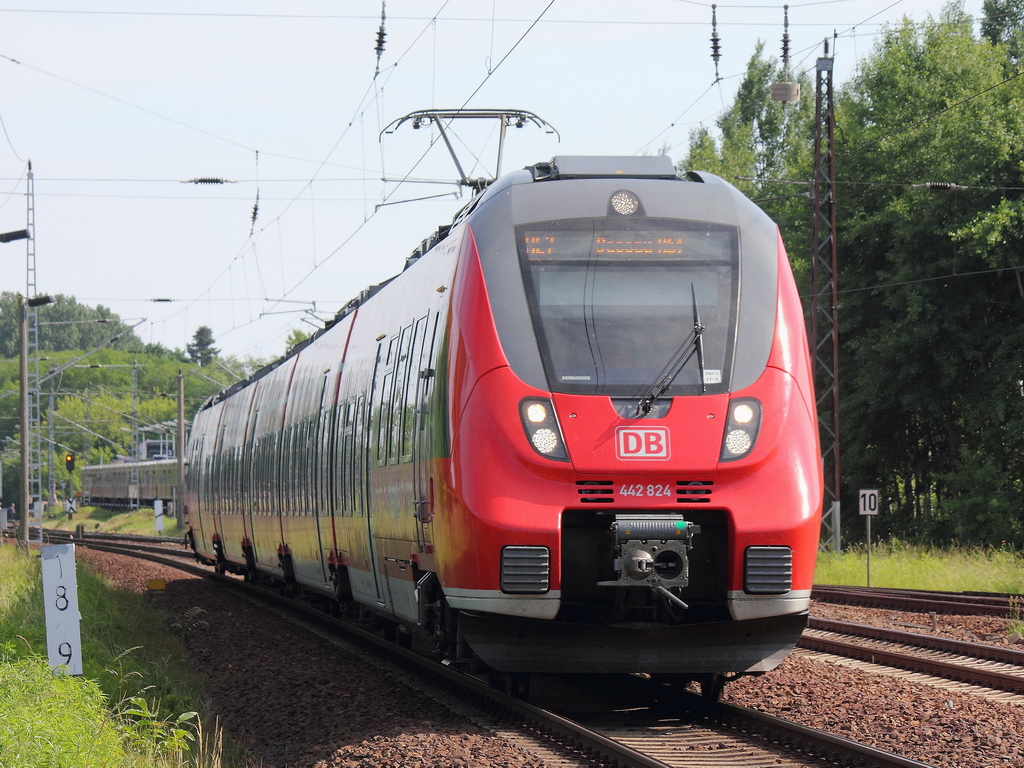 442 824 mit 442 324 am 17. Juni 2013 am Bahnbergang Tunnelweg in Blankenfelde (Bandenburg) als RE 7 nach Dessau. Gru an den Tf!