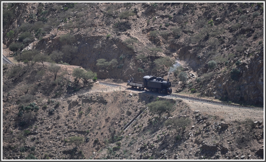 442.56 fhrt mit dem defekten Gterwagen zurck nach Nefasit und wir drfen mehr als zwei Stunden die herrliche Aussicht vom Bahnhof Lessa geniessen. (01.02.2012)