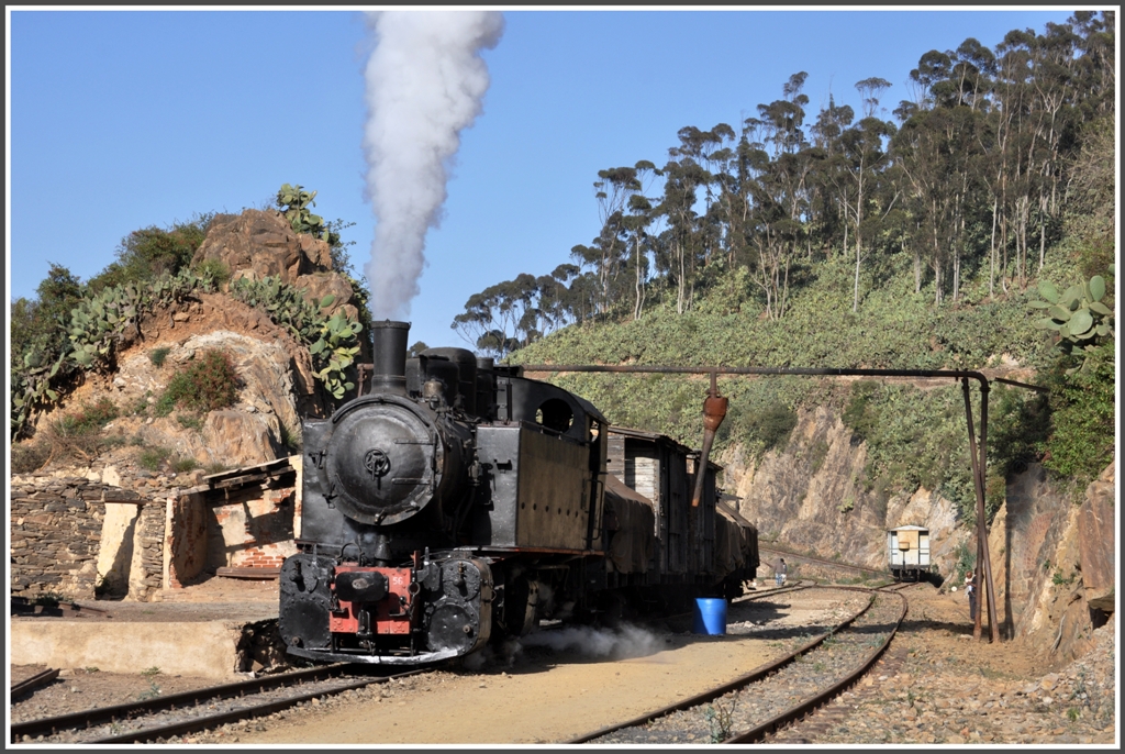 442.56 kurz vor Abfahrt in Arbaroba. Dampfwolken sind bei dieser Wrme eher selten zu beobachten und nur von ganz kurzer Dauer. (01.02.2012)