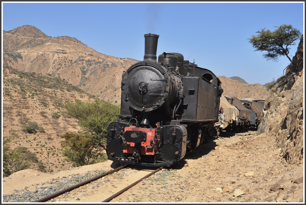 442.56 unterwegs im gebirgigen Eritrea zwischen Nefasit und Lessa. Das weisse Stationsgebude von Lessa ist oben am Berg (links des Kamins) erkennbar.(01.02.2012)
