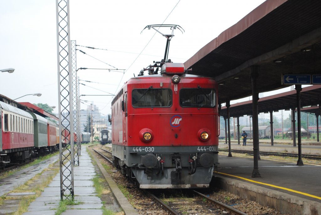 444-030 rangiert am 28.04.11 im Bahnhof Belgrad.