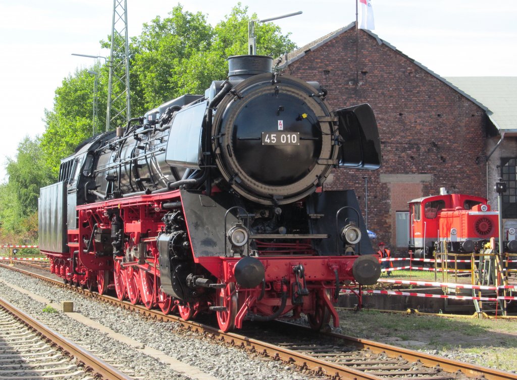 45 010 steht am 09. September 2012 im Bw Lichtenfels ausgestellt.