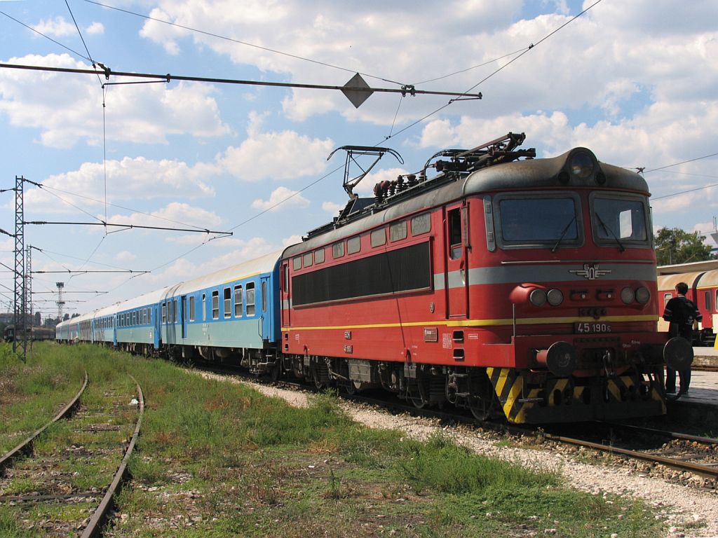 45 190 6 mit IC 2601 Sofia-Varna auf Bahnhof Varna am 23-08-2006.