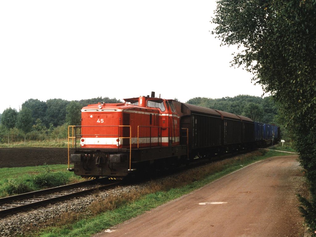 45 der RVM (Regionalverkehr Mnsterland GmbH) mit Gterzug 63124 zwischen Rheine-Stadtberg und Unna bei Rheine am 28-09-2001. Bild und scan: Date Jan de Vries. 