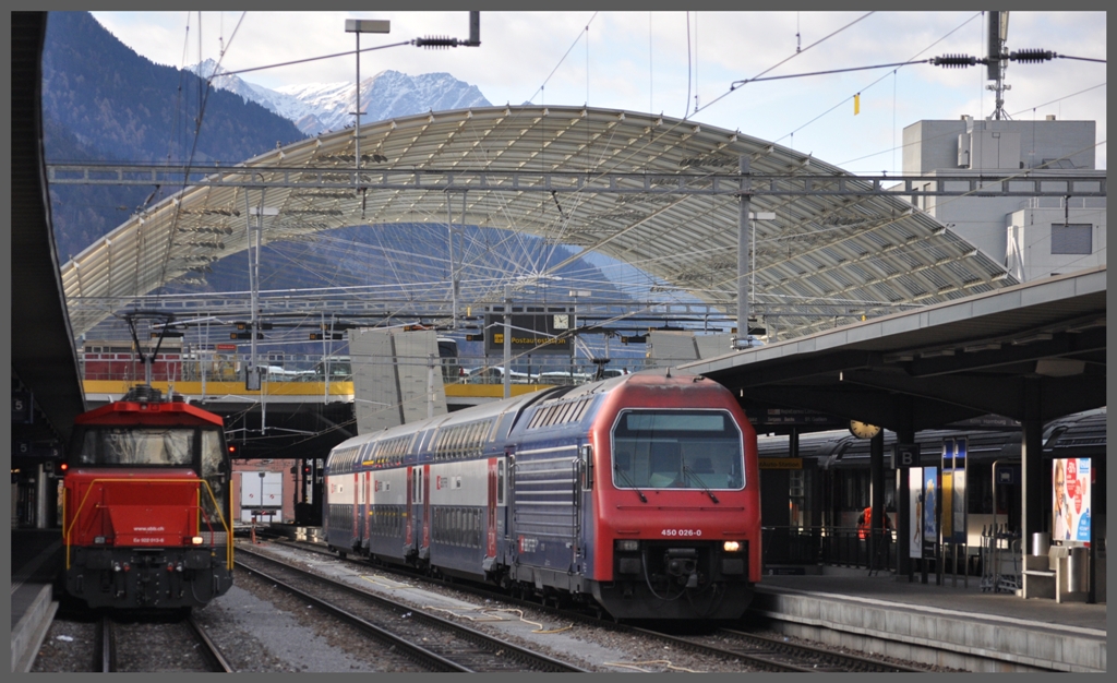 450 026-0 neben 922 013-8 in Chur. Wegen Bauarbeiten in Oberriet verkehrten die REX als Dostos nur bis Buchs SG und zurck. (30.11.2011)