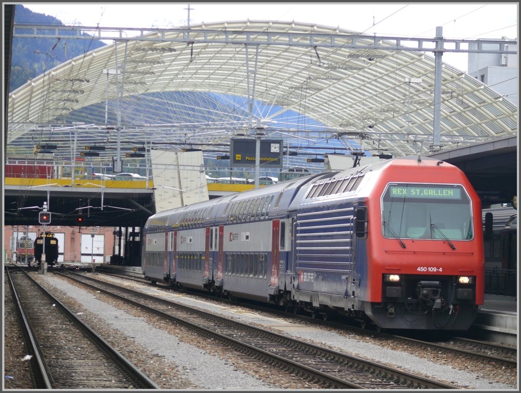 450 109-4 als Ersatz REX 3828 nach St.Gallen in Chur. (25.10.2009)
