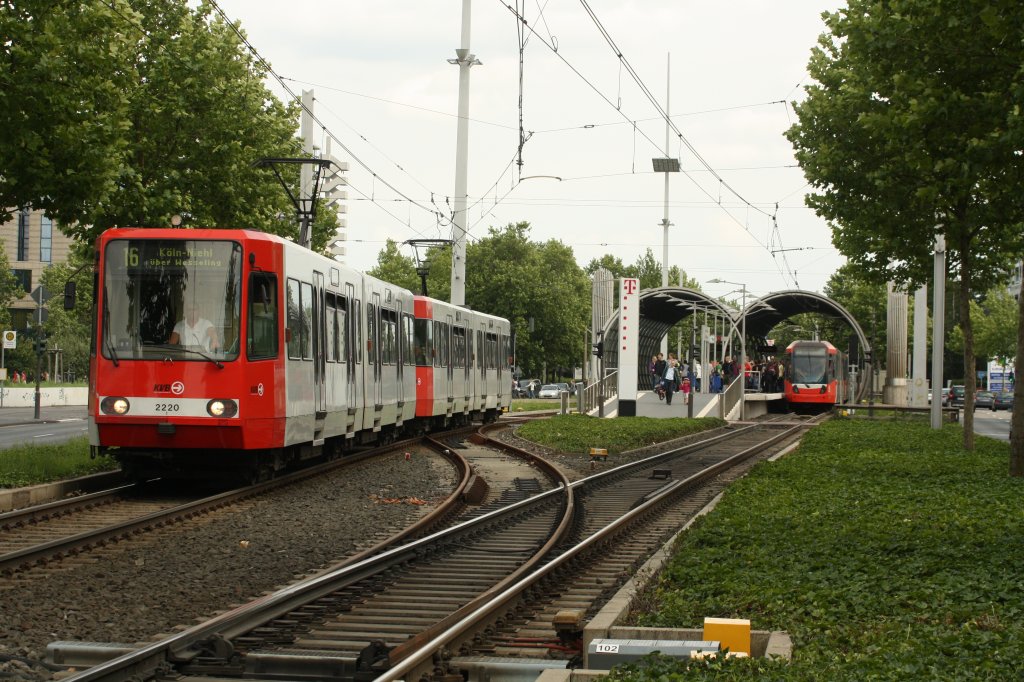 451 220 fhrt am 02.07.11 aus der Station Bonn Telekom aus.