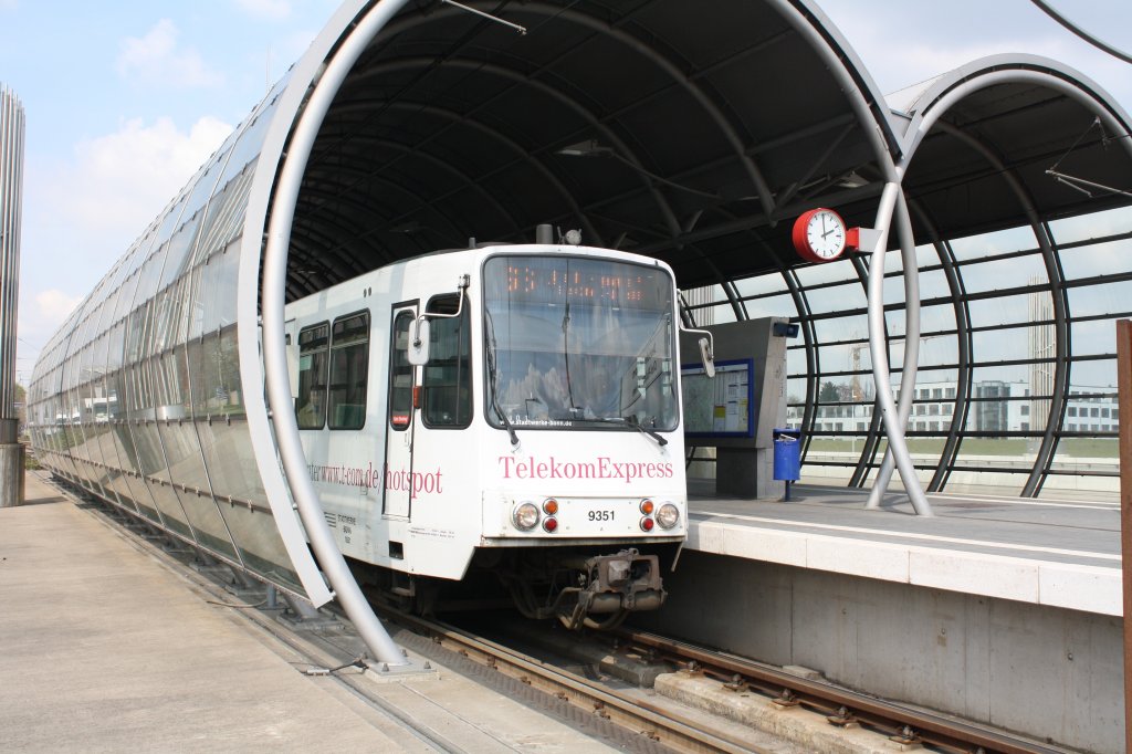 451 351 steht Abfahrbereit im BF Bonn Telekom Richtung Bad Honnef ber Knigswinter.
Bild entstand auf einem Gehweg neben der Strecke.
