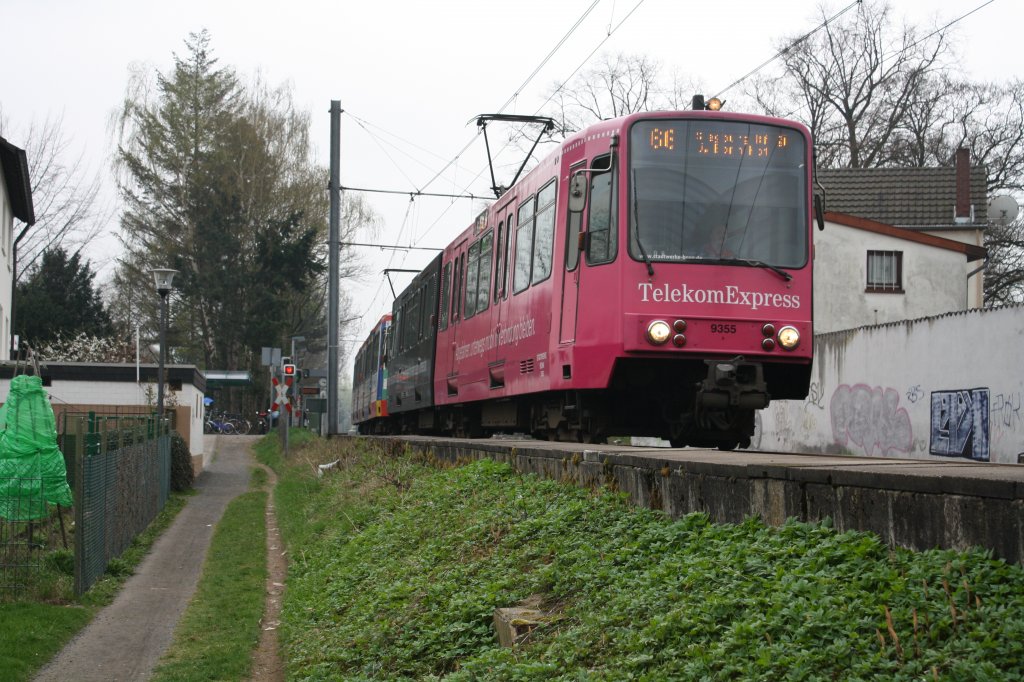 451 355 (9355) hat soeben den Hp Bonn Oberkassel/Rmlinghoven verlassen
und Fhrt Richtung Siegburg ICE Bahnhof ber Bonn Hbf.
