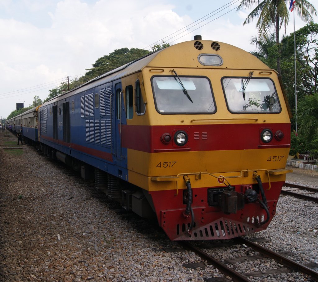 4517 Richtung Ratchaburi am Haltepunkt Photharam  am 08.11.2009