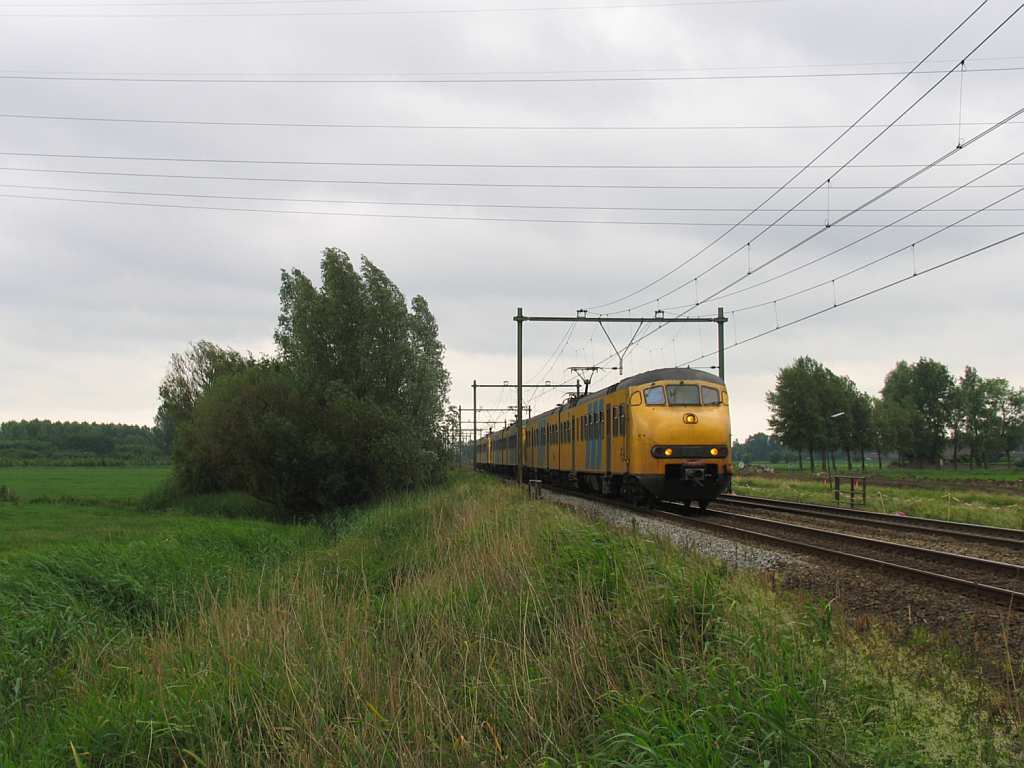 455, 912 und 872 mit Regionalzug 6026 Tiel-Utrecht CS bei Houten am 11-6-2010. 