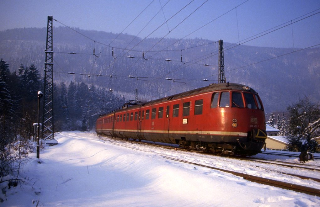 456 402 bei der Einfahrt in den Bahnhof Neckargemnd, 05.01.1985.