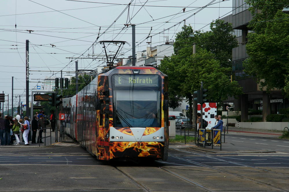 4568 als Verstrkerkurs Richtung Refrath auf der Kreuzung Aachener Str./Grtel  am 09.06.2013.

