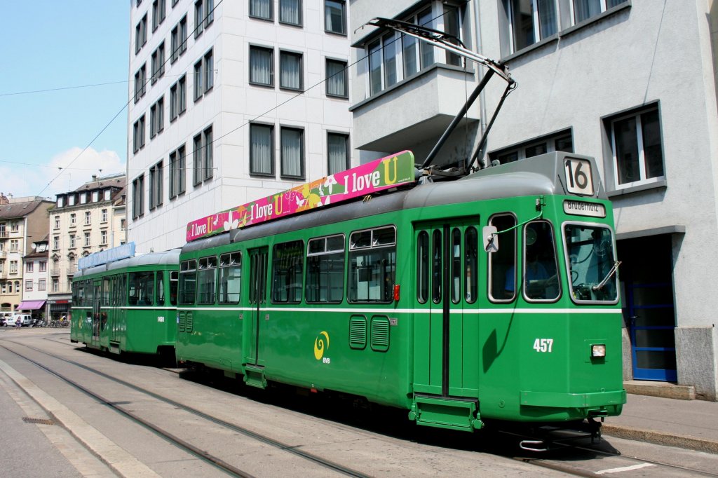 457 am 04.06.10 auf der Linie 16 an der hinteren Haltestelle Schifflnde.