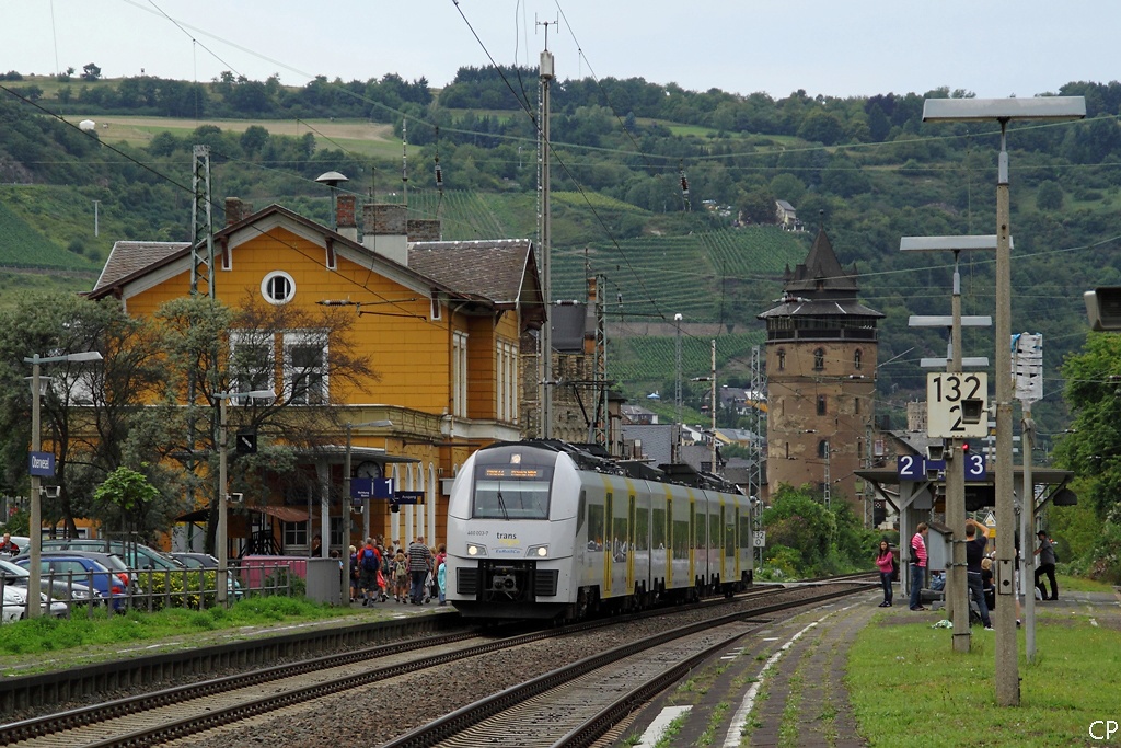460 003-7 von Transregio legt vor dem sch�nen Empfangsgeb�ude von Oberwesel einen kurzen Halt ein. (26.8.2010)