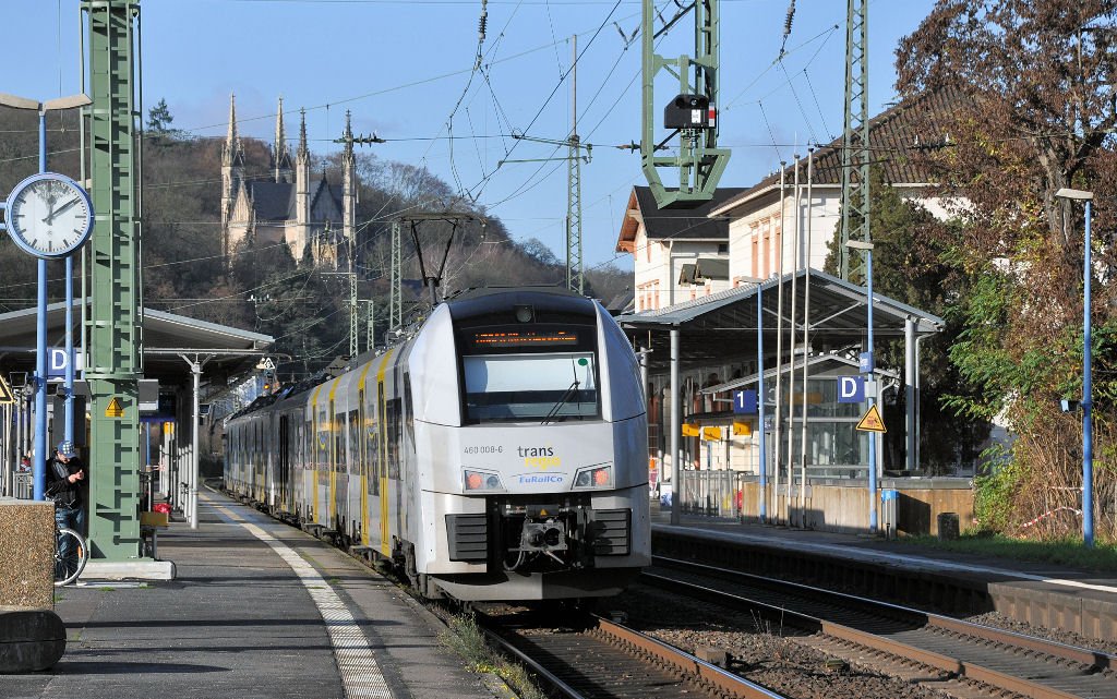 460 008-6 Transregio nach K�ln-Deutz im Bahnhof Remagen - 04.12.2009