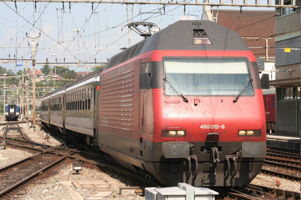 460 012 am 29.06.09 in Lausanne mit Wallis Express nach Brig. 