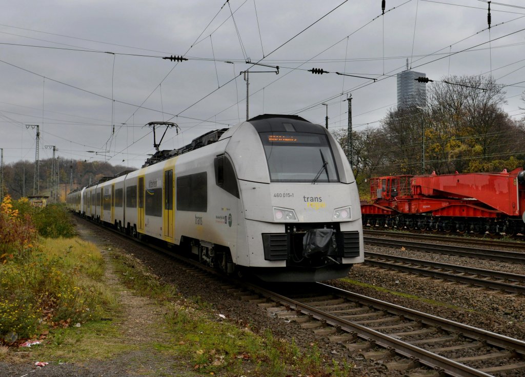 460 015 von der Mittelrheinbahn am 24.11.2012 bei der Ausfahrt in Kln West.