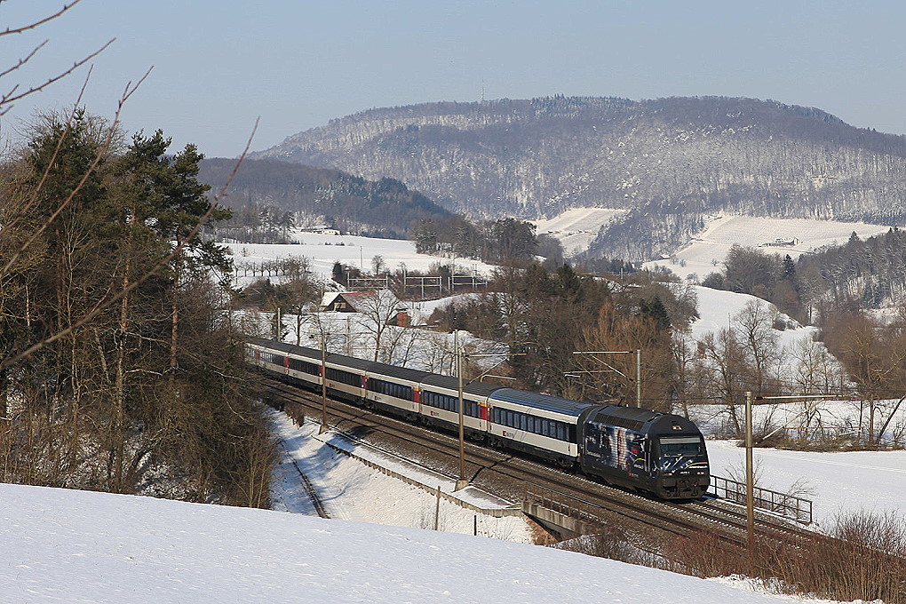 460 019 mit einer Werbung fr das Verkehrshaus Luzern erreicht am 03.02.2012 Zeihen mit IR 2071.