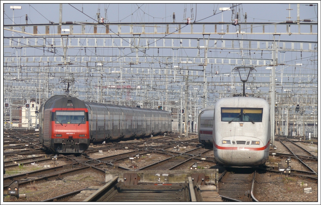 460 022-7 mit einem IC-Dosto und ein ICE 1 begegnen sich im Zrcher Bahnhofsvorfeld. (22.04.2011)
