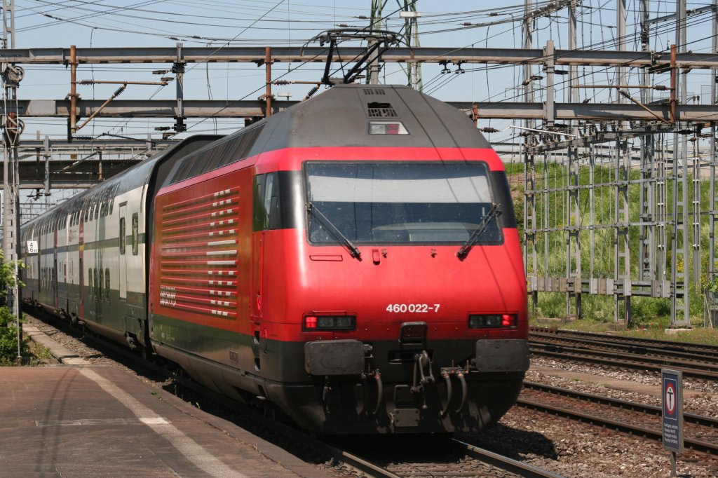 460 022 am 25.05.10 in Muttenz mit Doppelstock IC. 