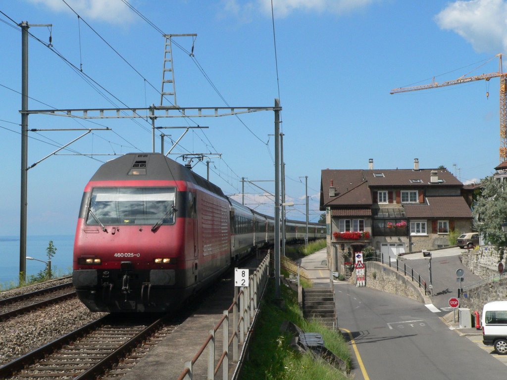 460 025-0 mit einem Intercity durchfhrt Grandvaux. 29.7.2011