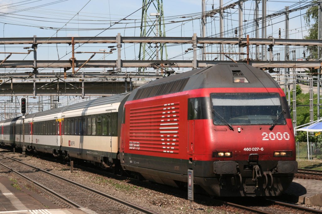 460 027 am 10.08.10 in Muttenz mit EW 4 Pendelzug von Basel.