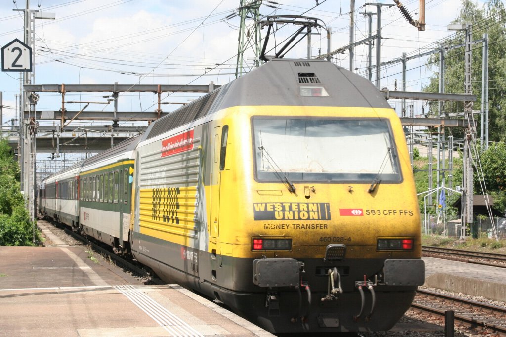 460 028 am 27.07.10 in Muttenz mit IR Zrich Flughafen - Basel. 
Dieser Kurzpendelzug hat nur 4 Wagen und verkehrt nur in der Verkehrsschwachen Zeit.
