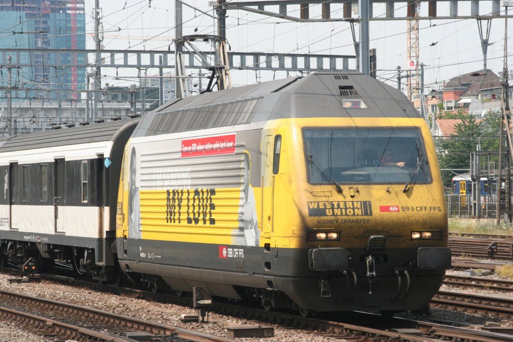 460 028 am 30.06.10. mit einem IR bei der Einfahrt in den HB von Zrich. 