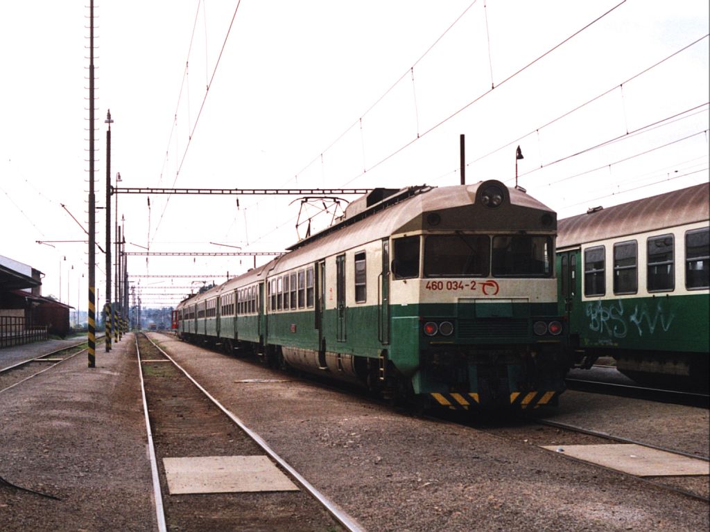 460 034-2/063 349-5/063 350-3/063 351-1/460 033-4 mit Os 8713 Pre�ov-Čierna nad Tisou auf Bahnhof Pre�ov am 3-8-2005. Bild und scan: Date Jan de Vries. 