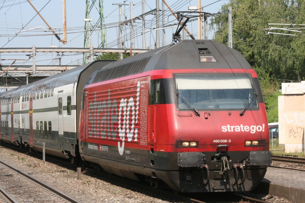 460 038 am 18.08.09 die Stratego 460 in Muttenz mit Doppelstock IC Pendelzug.