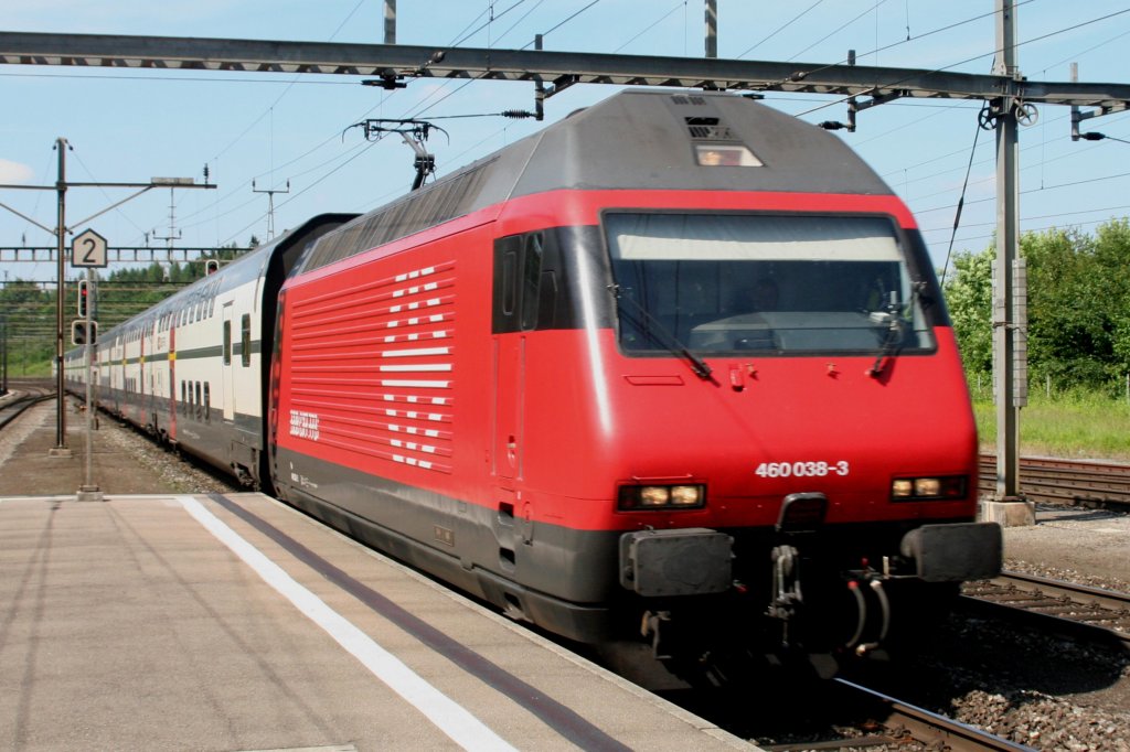 460 038 am 23.06.10 in Othmarsingen mit Doppelstock IC.
Die Lok hatte bis vor kurzem noch die Stratego Werbung. 