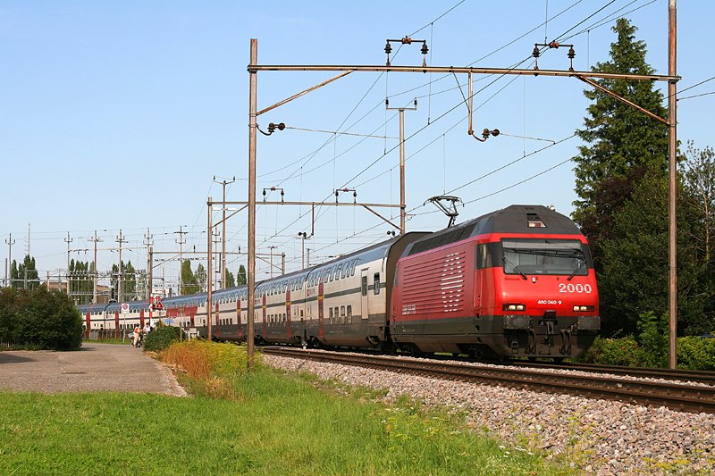 460 040-9 hat soeben mit einem IC in Richtung Brig den Bahnhof von Romanshorn verlassen. Aufgenommen am Abend des 05.08.2009.