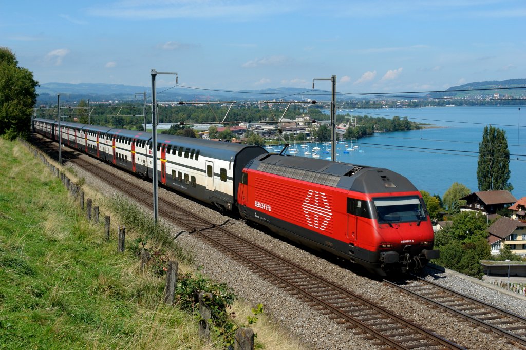 460 042 mit einem IC von Romanshorn nach Brig am 01.09.2011 unterwegs bei Einigen.